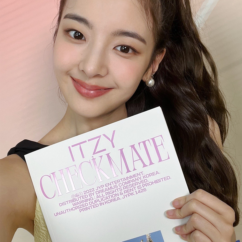 ITZY [CHECKMATE] All Member Autographed Signed Album